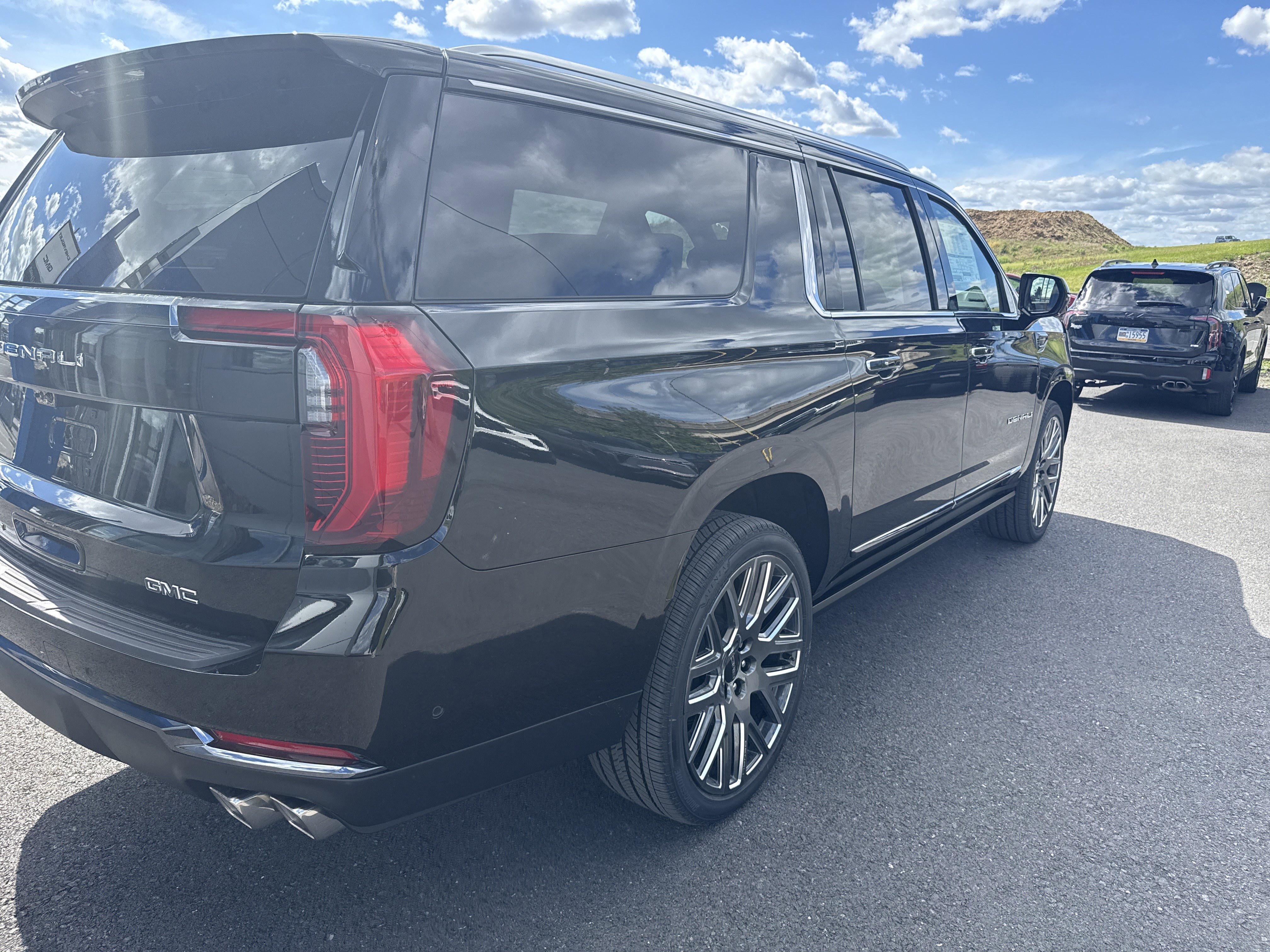 New 2026 GMC Yukon XL Denali Ultimate AWD/4WD image 3