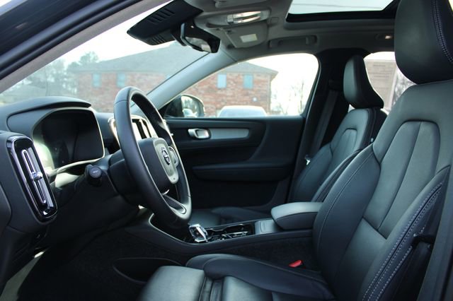 Used 2025 Volvo XC40 B5 Plus AWD/4WD image 13