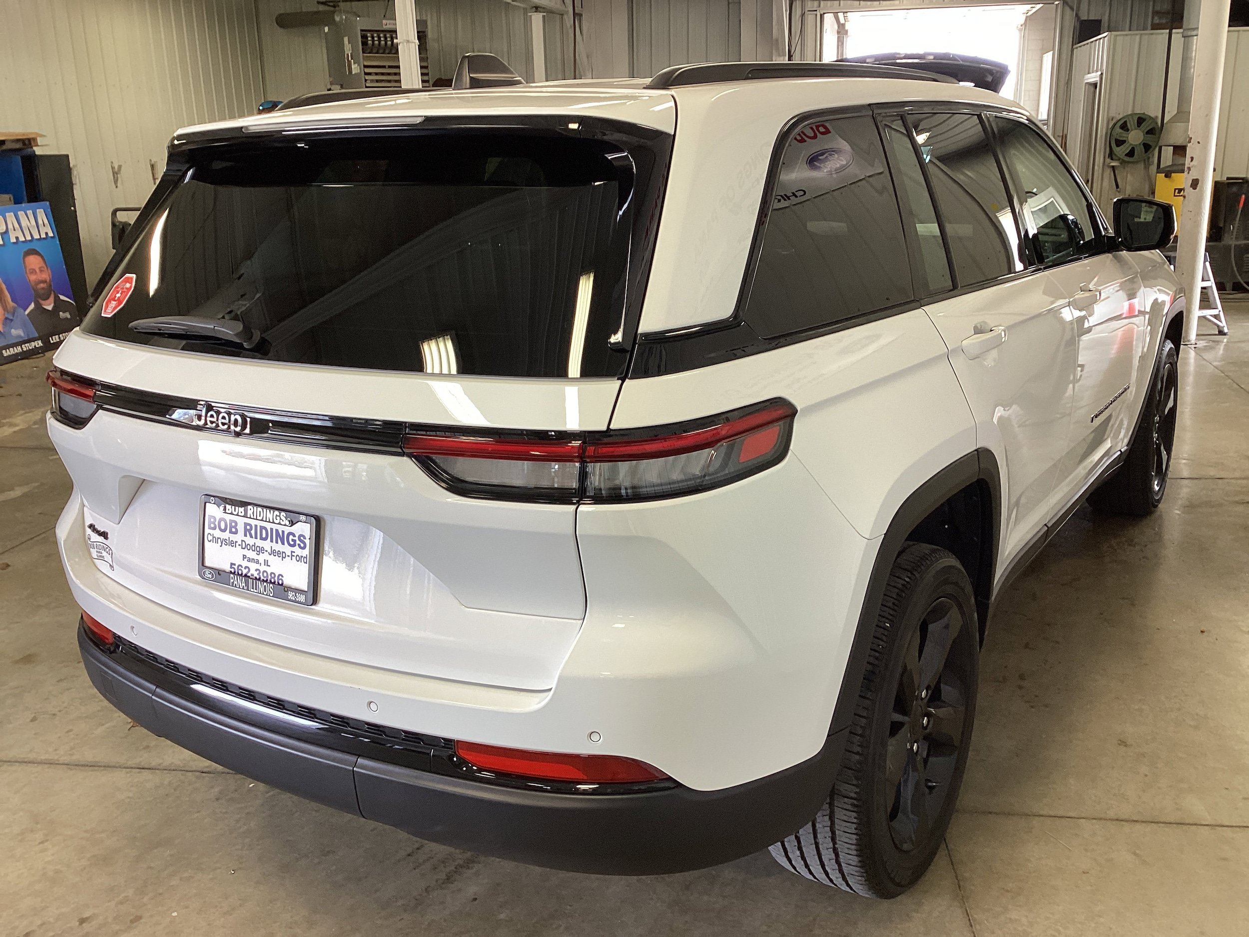 Used 2024 Jeep Grand Cherokee Altitude AWD/4WD image 7