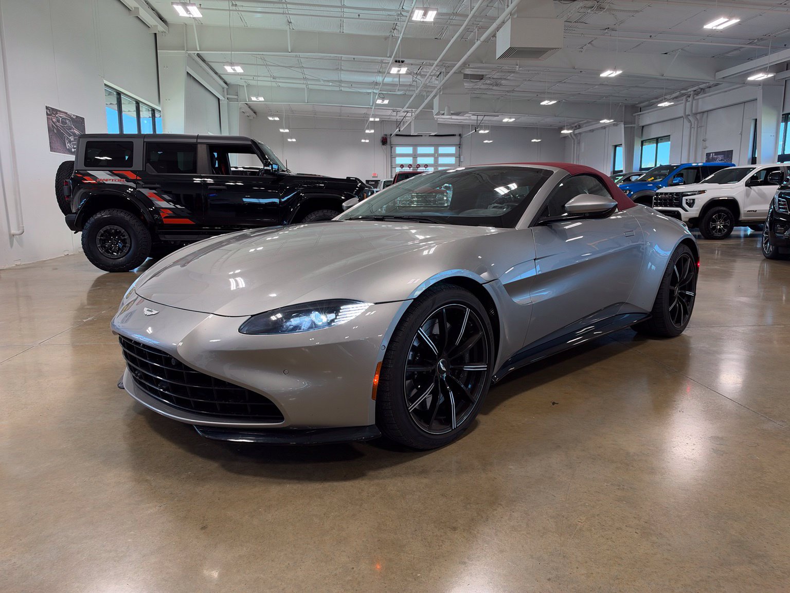 Used 2021 Aston Martin V8 Vantage Roadster RWD image 7