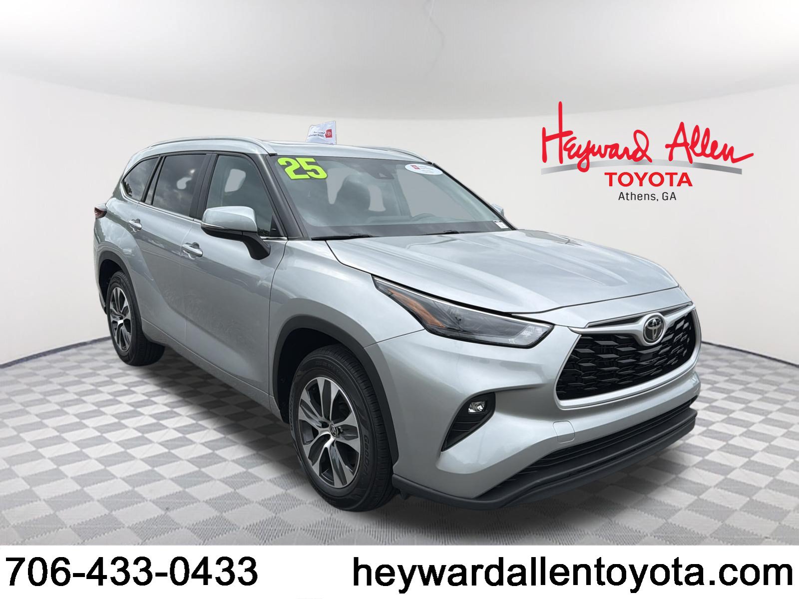 Certified 2025 Toyota Highlander XLE FWD image 1