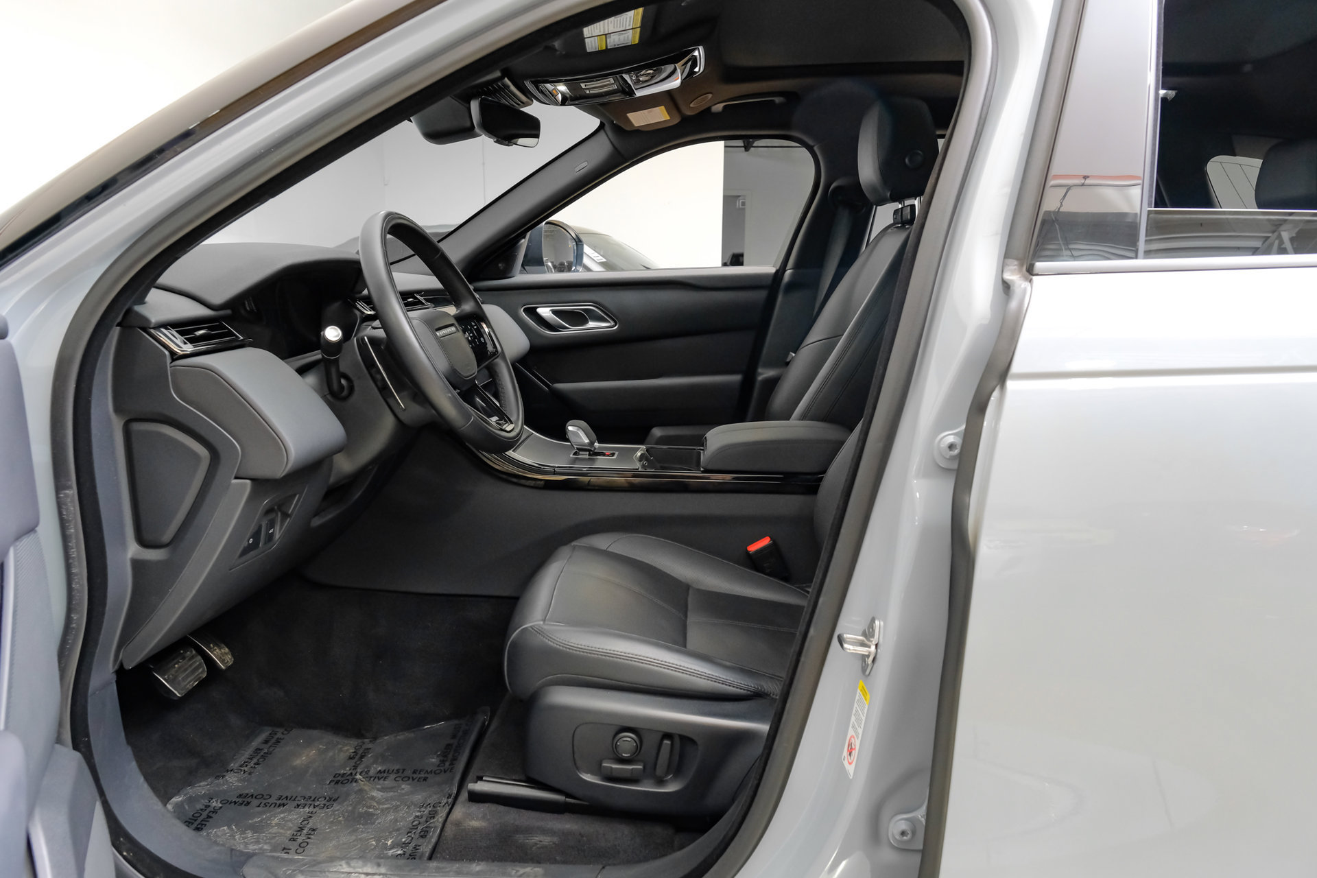 Used 2025 Land Rover Range Rover Velar Dynamic SE AWD/4WD image 4