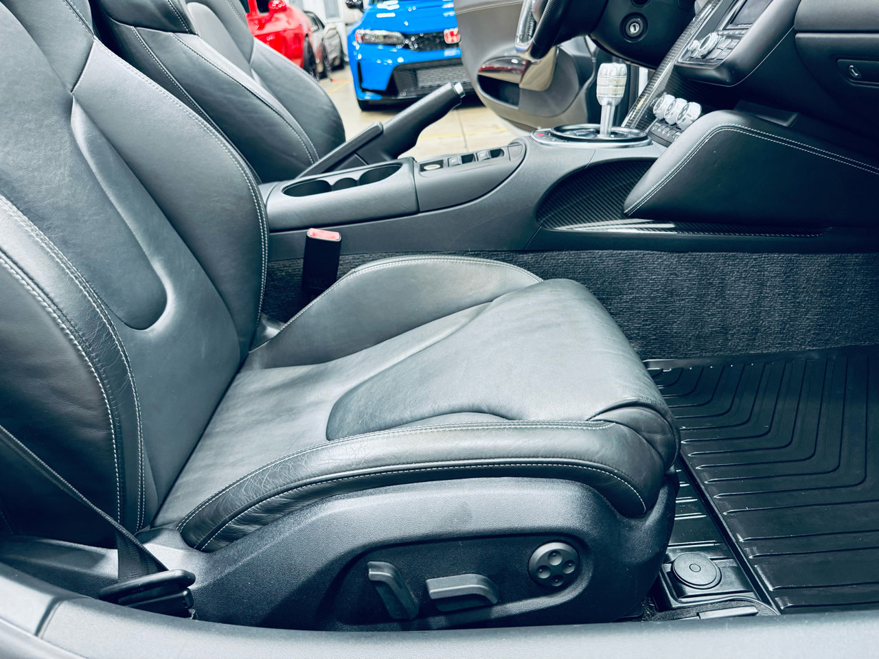 Used 2012 Audi R8 V10 w/ Enhanced Leather Pkg image 29