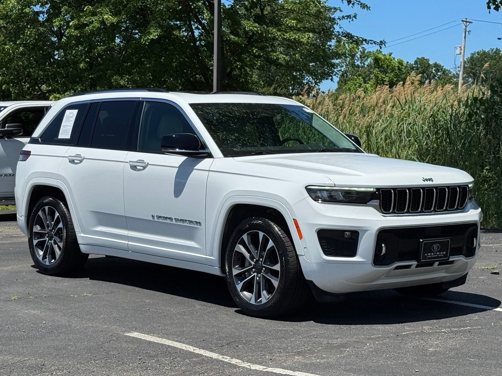 Used 2023 Jeep Grand Cherokee Overland AWD/4WD image 2