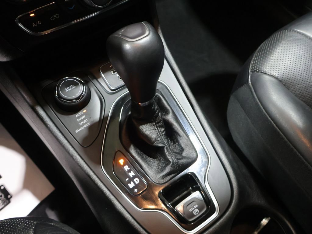 Used 2019 Jeep Cherokee Limited AWD/4WD image 35