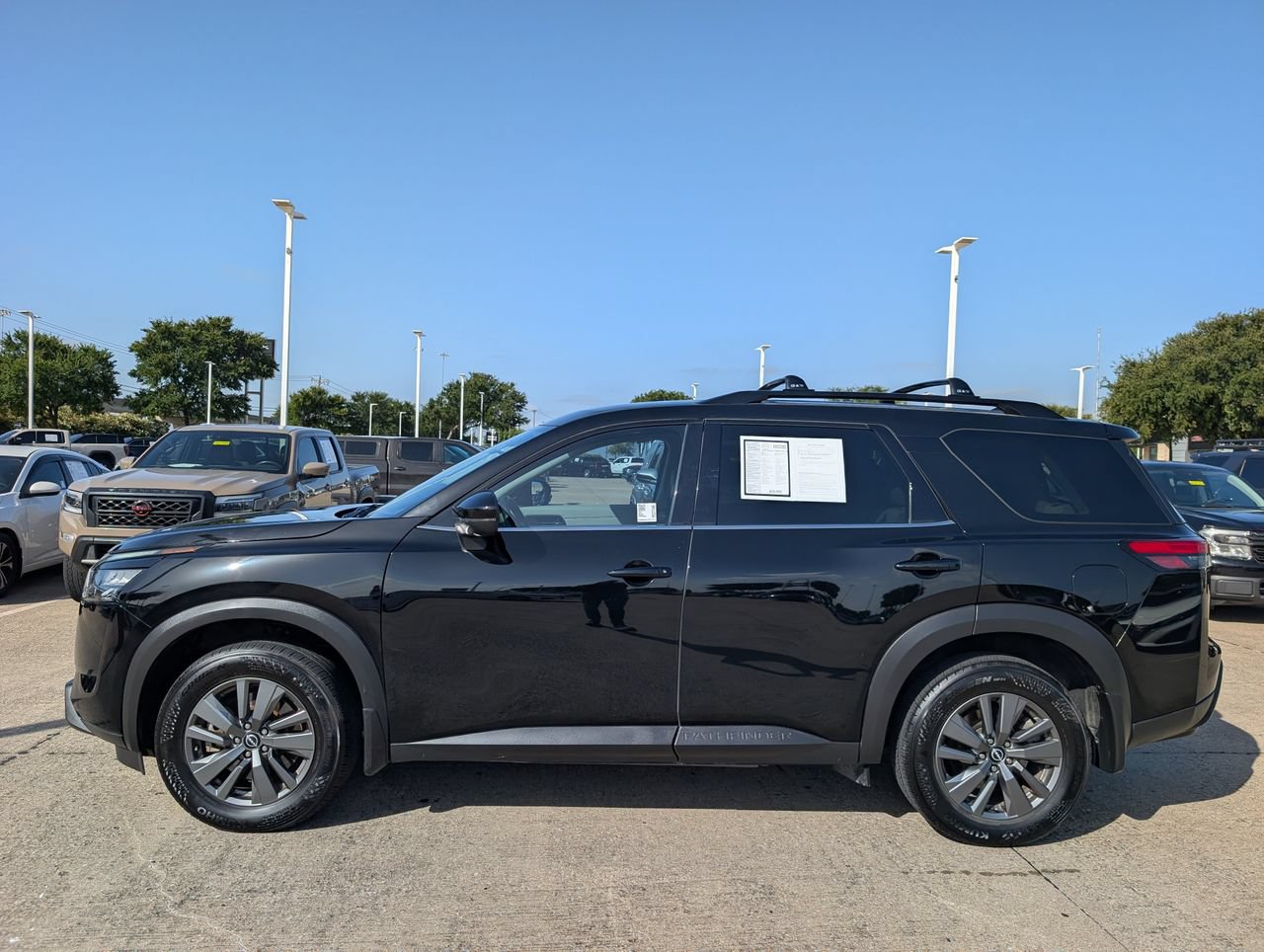 Used 2023 Nissan Pathfinder SV FWD image 3