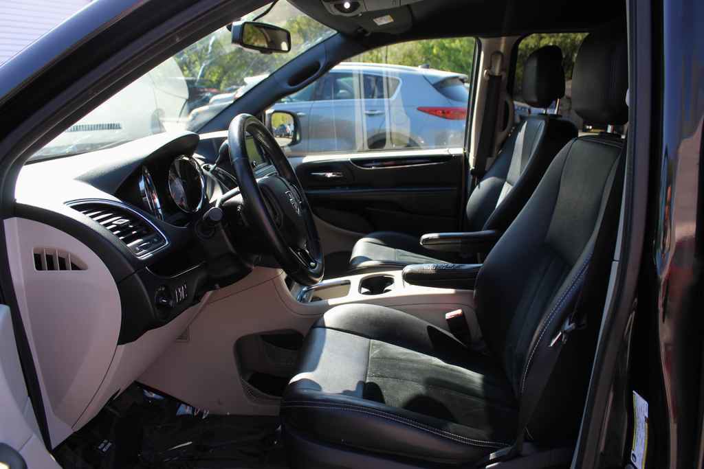 Used 2016 Dodge Grand Caravan SXT image 20