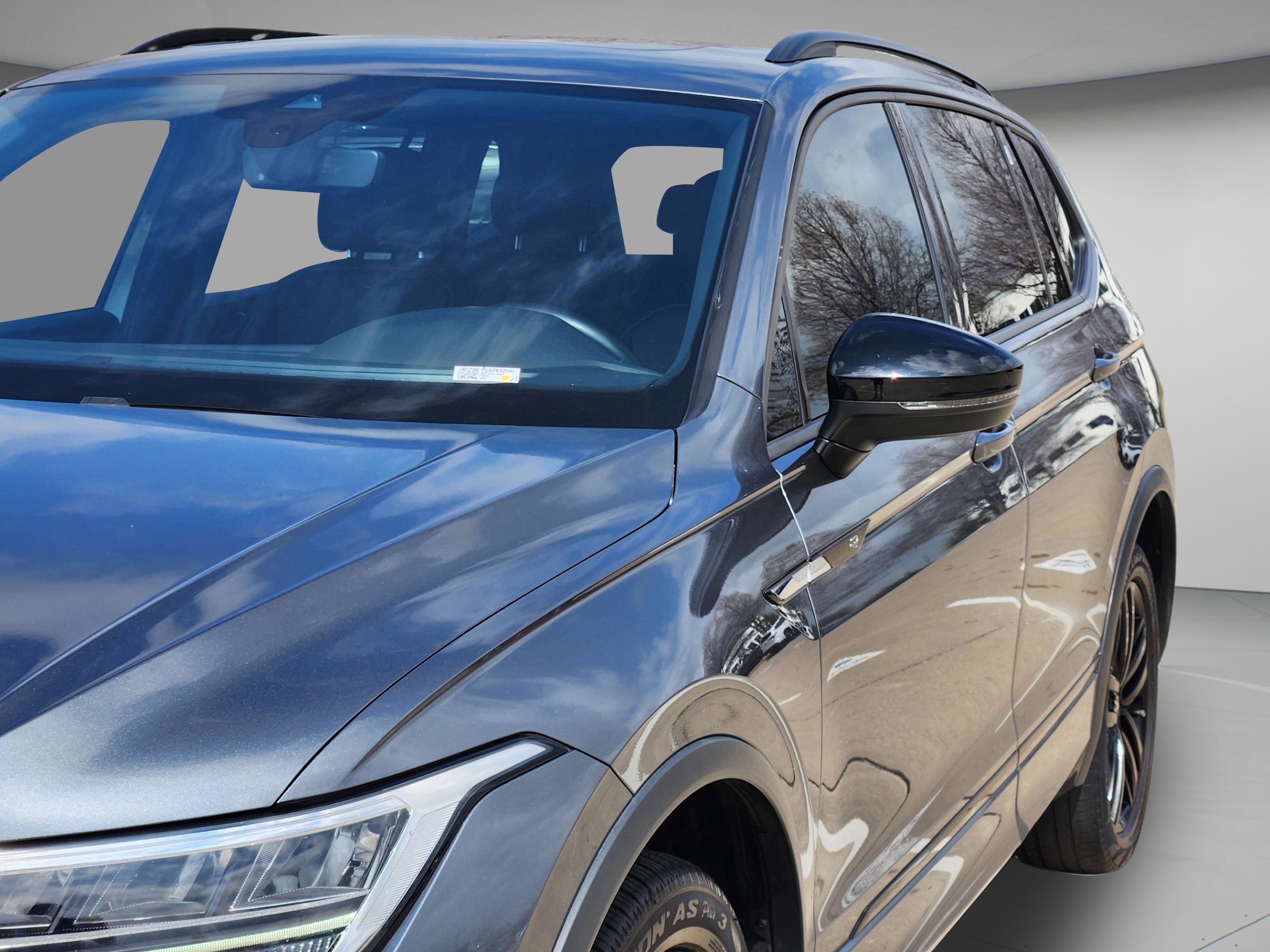 Used 2022 Volkswagen Tiguan SE R-Line image 34