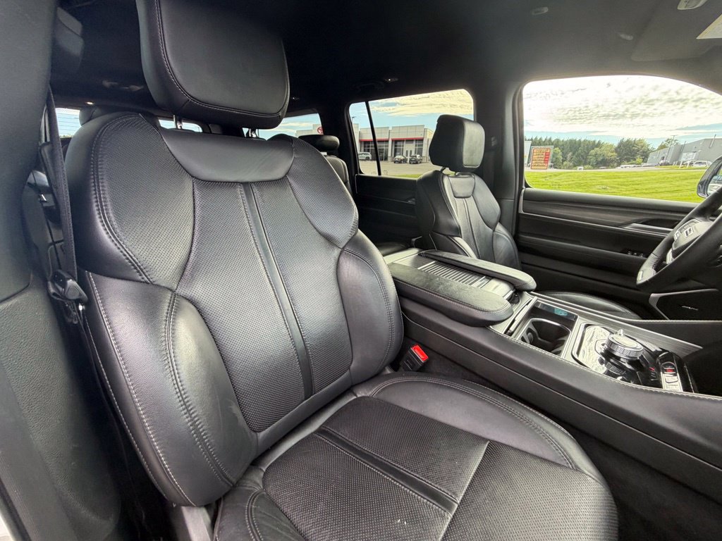 Used 2024 Jeep Wagoneer L Series II AWD/4WD image 37