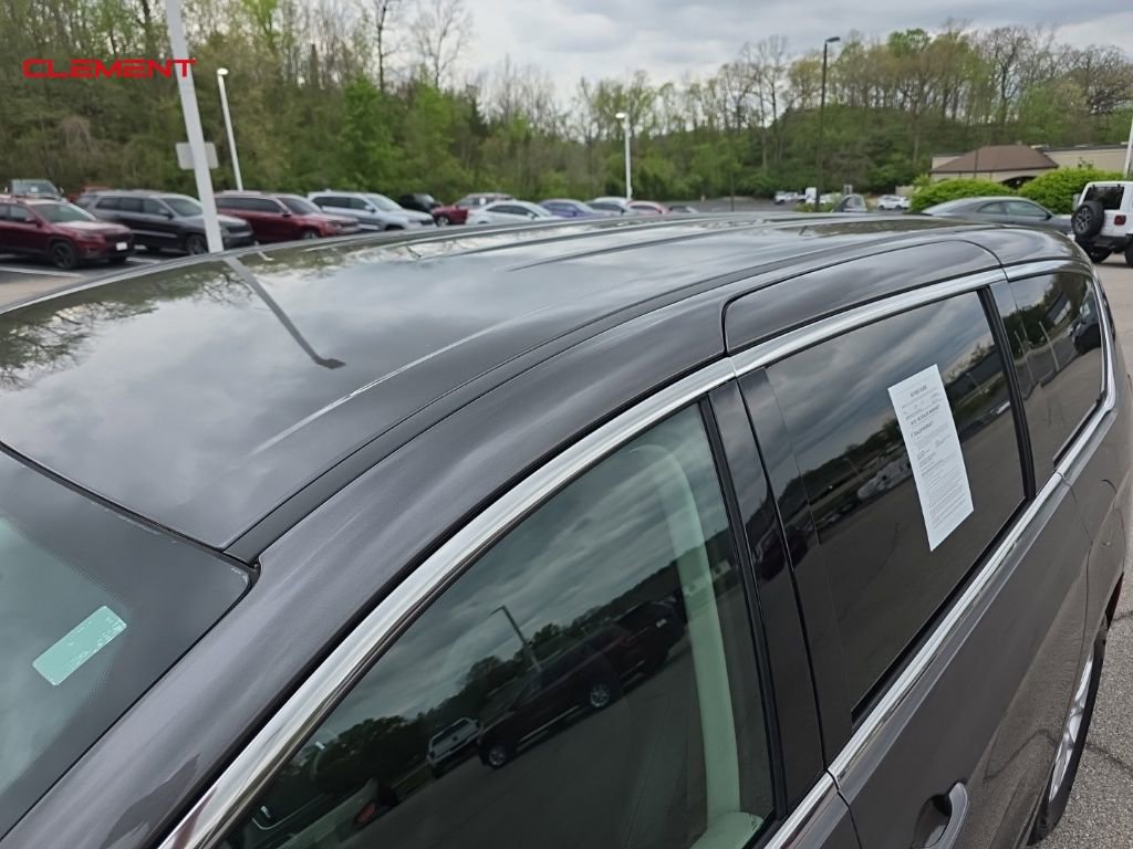 Used 2023 Chrysler Pacifica Touring-L image 3