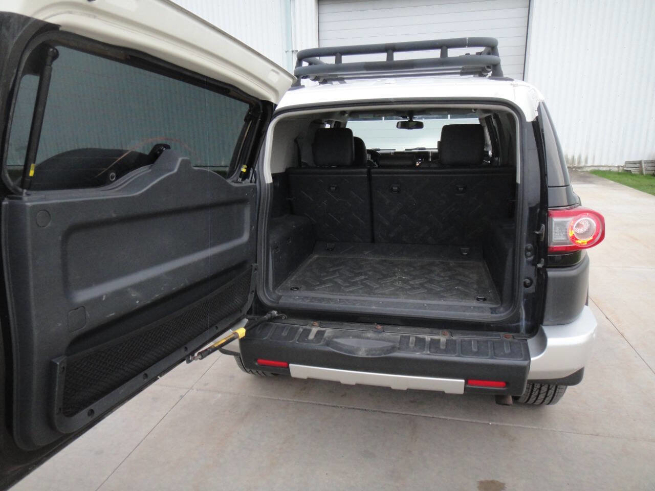 Used 2014 Toyota FJ Cruiser 2WD w/ Convenience Package image 32