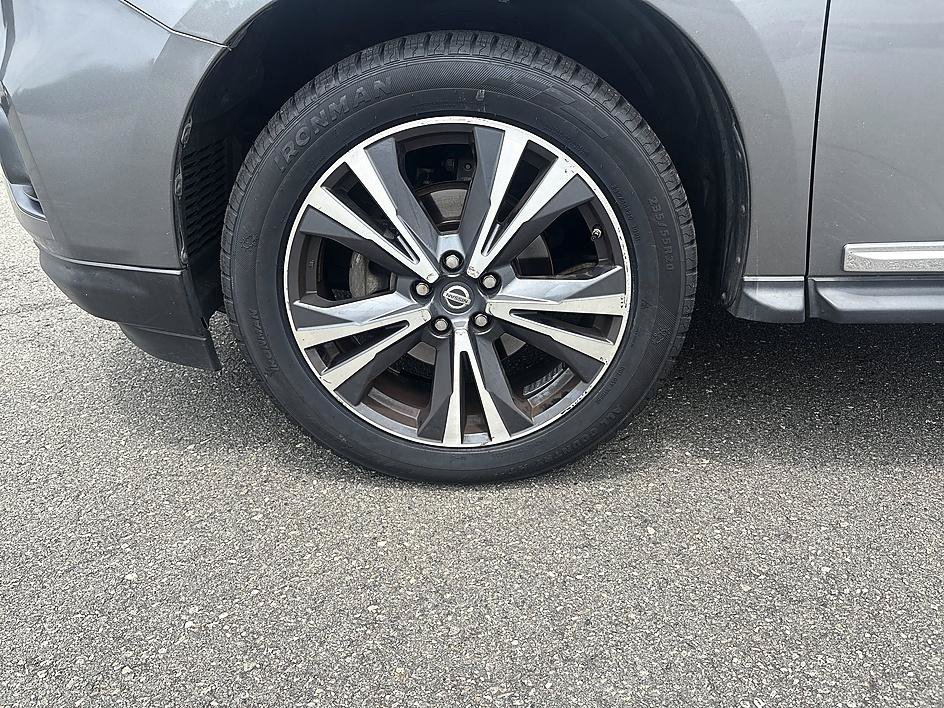 Used 2017 Nissan Pathfinder Platinum AWD/4WD image 9