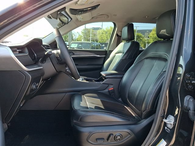 Used 2023 Jeep Grand Cherokee L Limited w/ Black Appearance Package AWD/4WD image 15