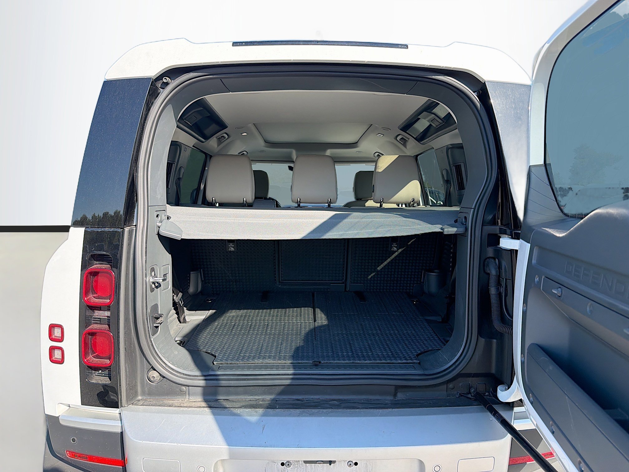 Used 2022 Land Rover Defender 110 SE image 12