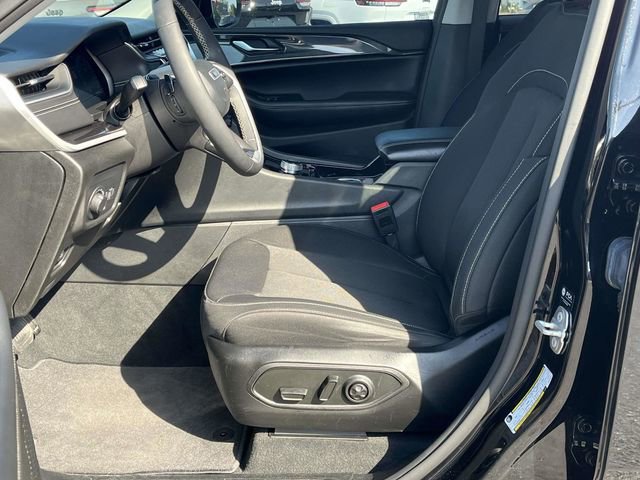 Used 2023 Jeep Grand Cherokee Laredo w/ Luxury Tech Group I image 13