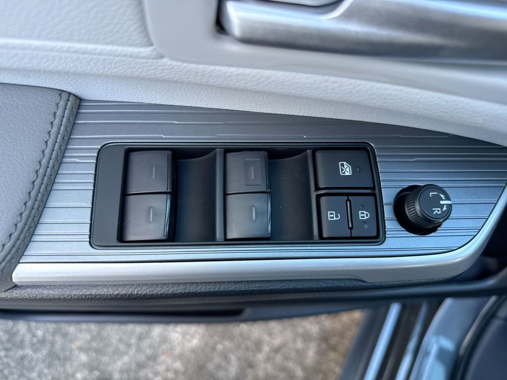 Used 2025 Toyota Sienna XLE FWD image 15
