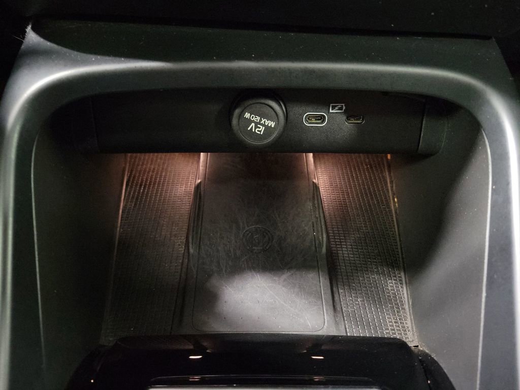 Used 2021 Volvo XC40 P8 Recharge w/ Advanced Package image 17