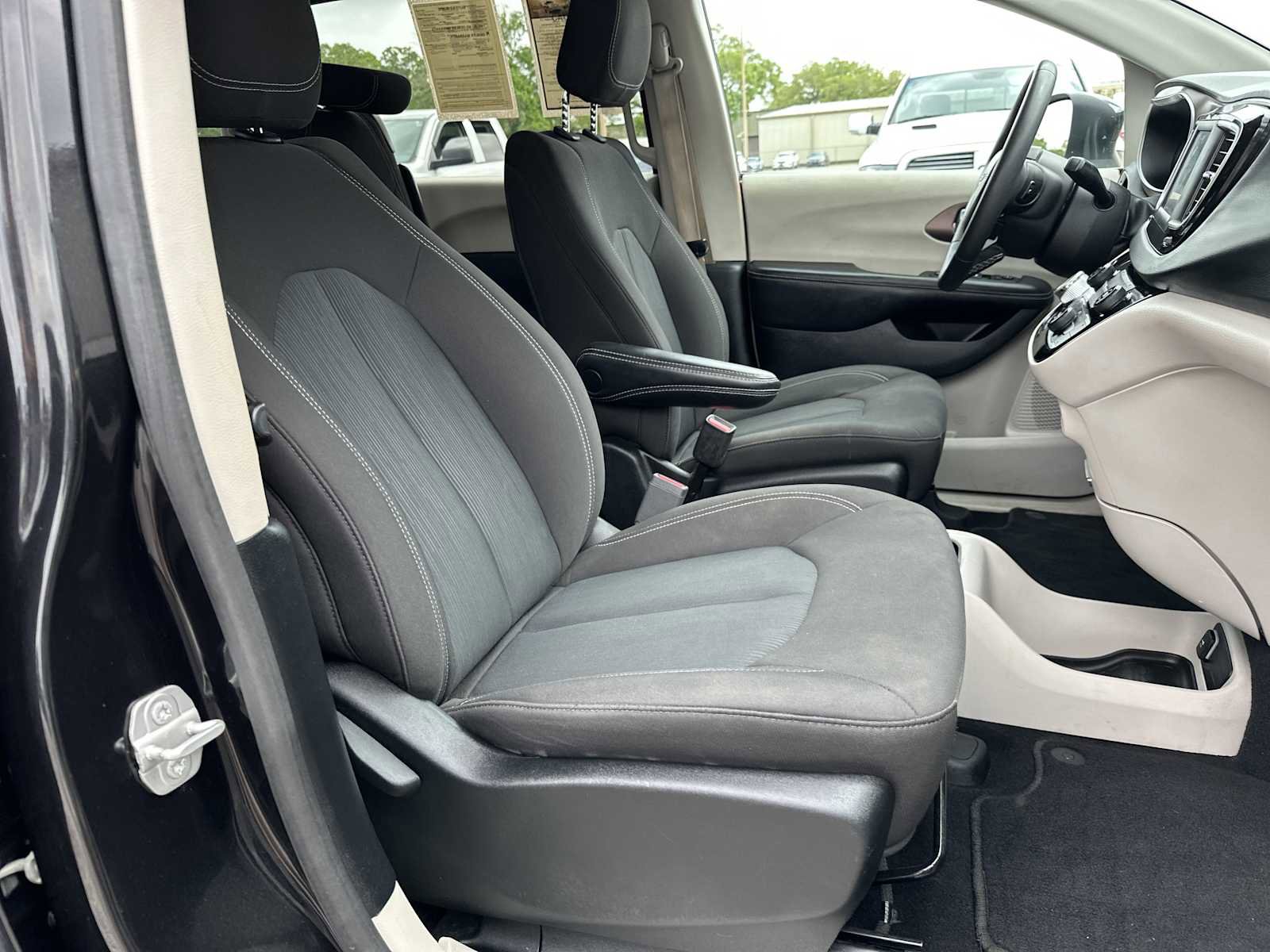 Used 2023 Chrysler Voyager LX FWD image 28
