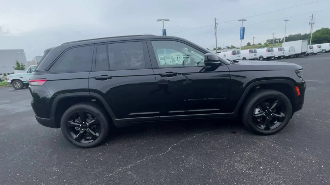 Used 2023 Jeep Grand Cherokee Limited w/ Black Appearance Package RWD image 9