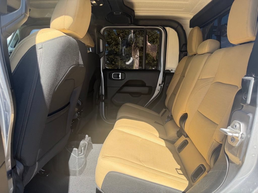 Used 2020 Jeep Gladiator Overland AWD/4WD image 25
