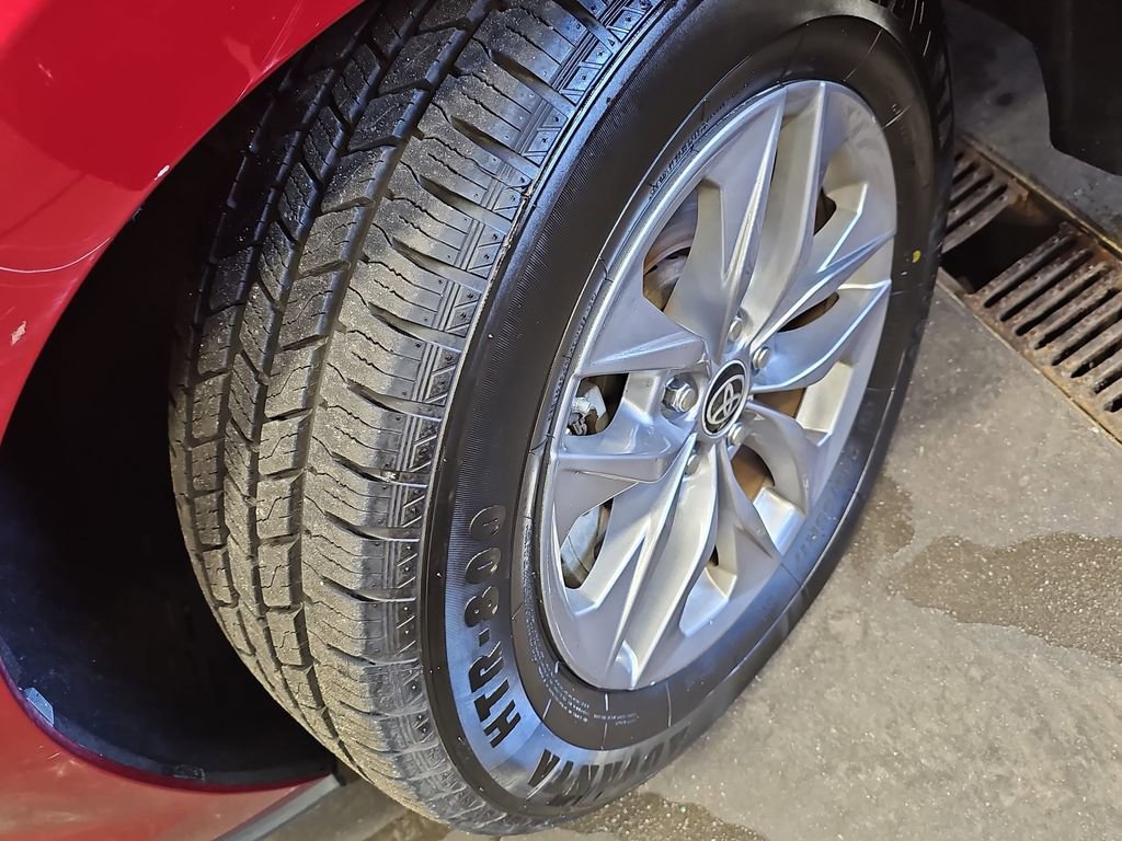 Used 2024 Toyota Sienna LE image 29