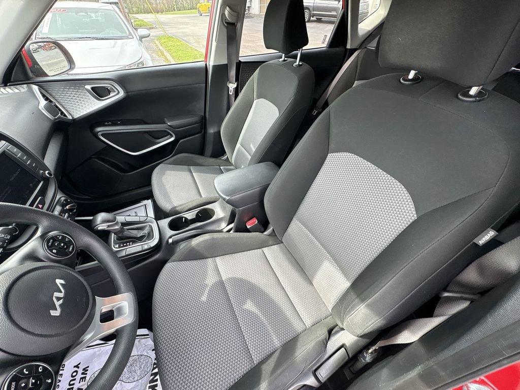 Used 2022 Kia Soul LX image 19