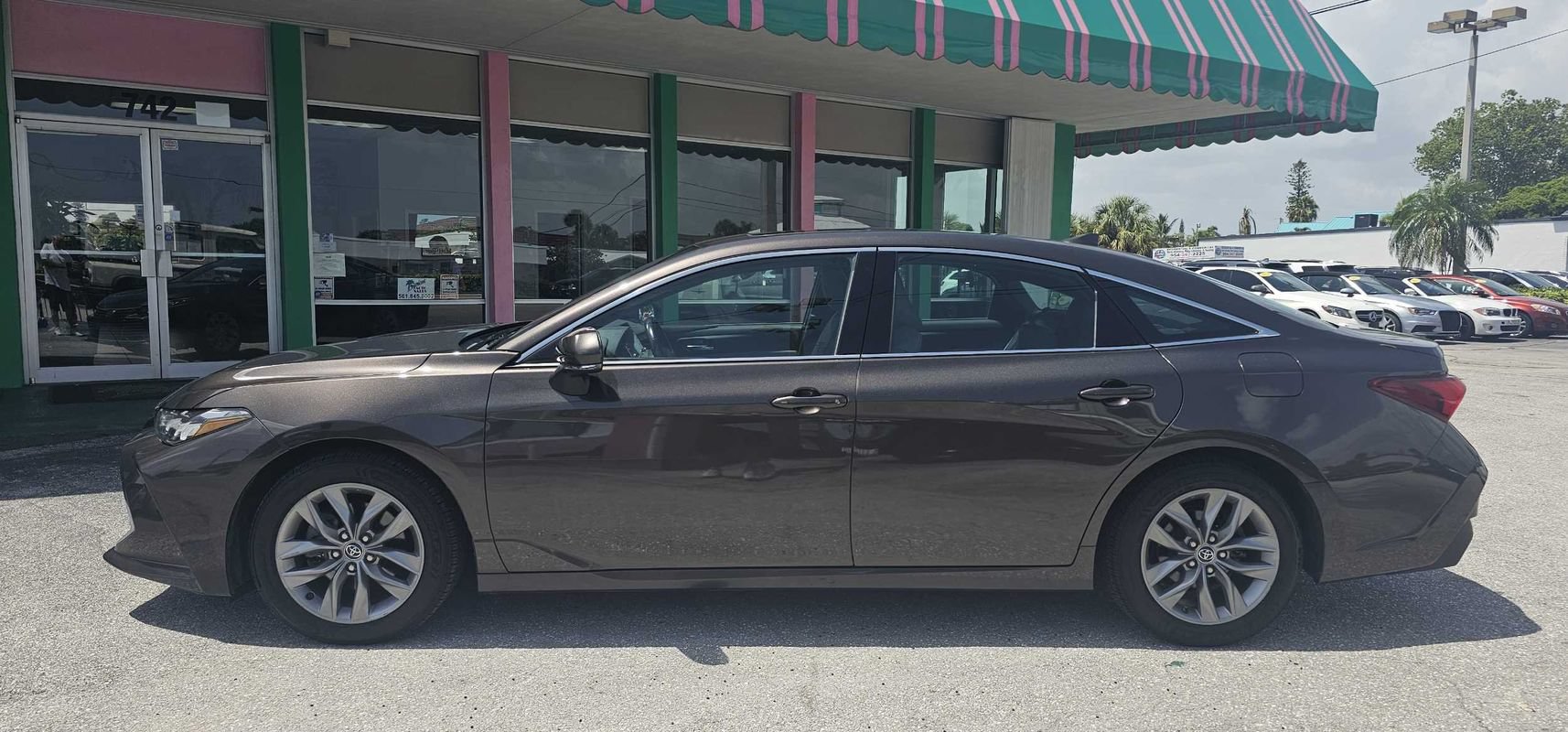 Used 2019 Toyota Avalon XLE w/ Moonroof Package FWD image 2