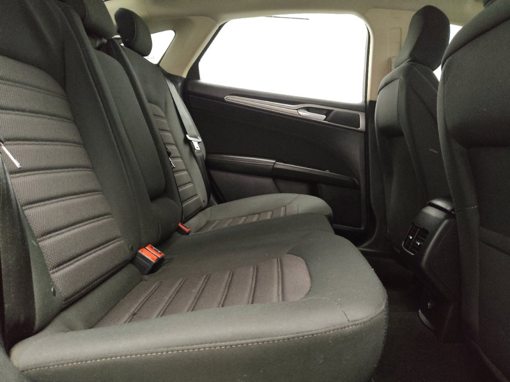 Used 2020 Ford Fusion SE FWD image 19