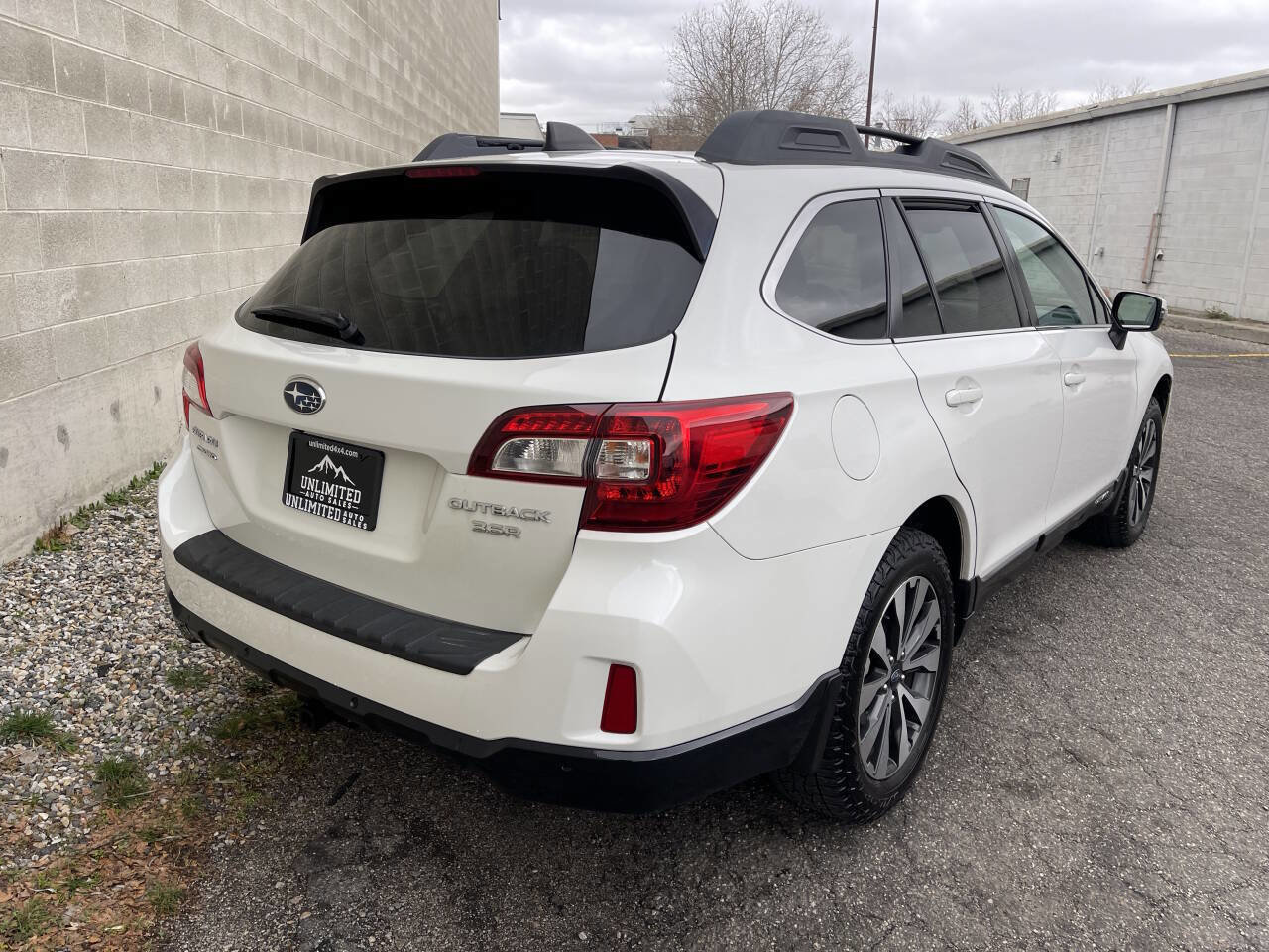 Used 2017 Subaru Outback 3.6R Limited image 4