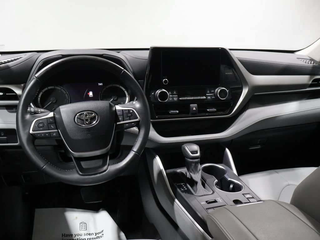 Used 2023 Toyota Highlander XLE AWD/4WD image 16