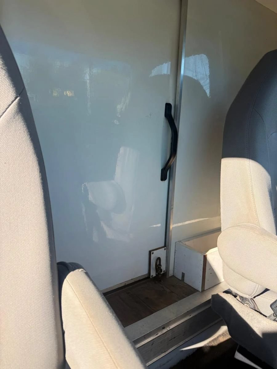 Used 2005 Ford E-350 and Econoline 350 Super Duty RWD image 16