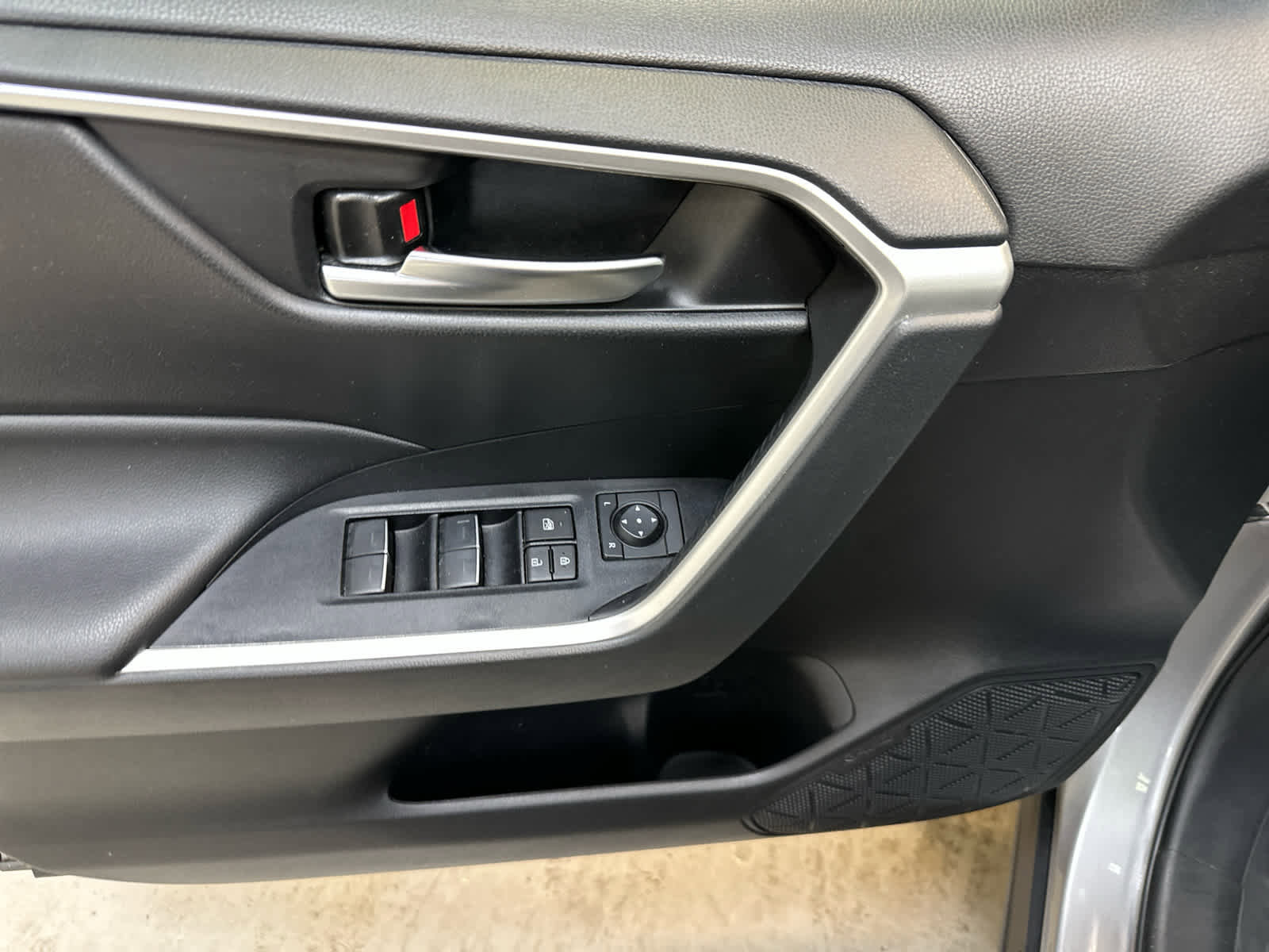 Used 2024 Toyota RAV4 XLE image 25