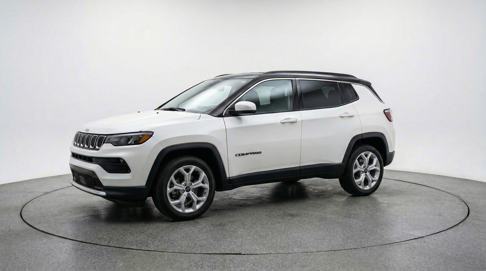 Used 2025 Jeep Compass Latitude AWD/4WD image 3