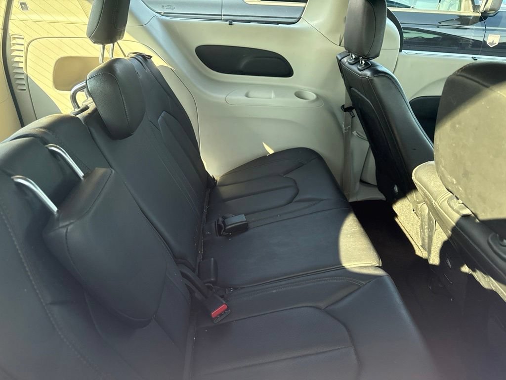 Used 2019 Chrysler Pacifica Touring-L FWD image 20