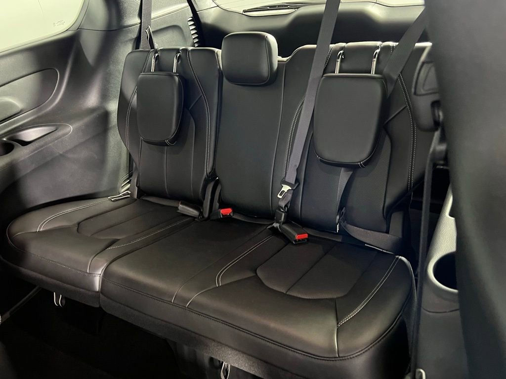 Used 2025 Chrysler Pacifica Select image 30