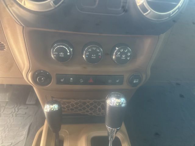Used 2016 Jeep Wrangler Rubicon w/ Power Convenience Group AWD/4WD image 12