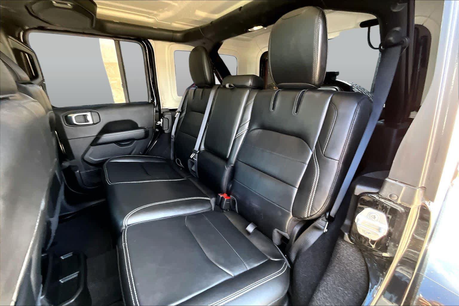 Used 2023 Jeep Wrangler Unlimited Sahara w/ Cold Weather Group AWD/4WD image 18