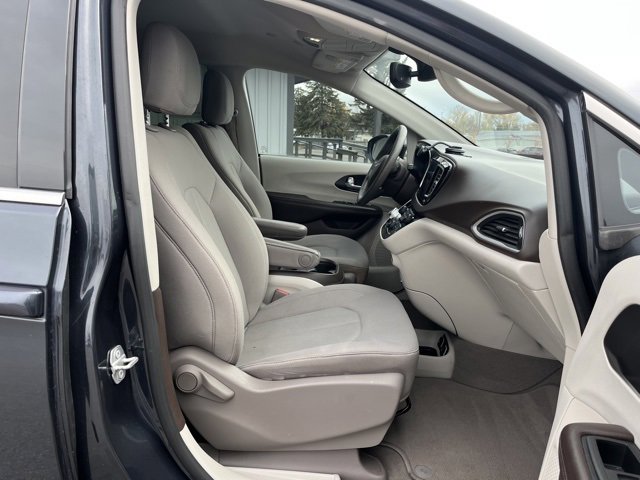 Used 2020 Chrysler Pacifica Touring w/ Advanced Safetytec Group image 33