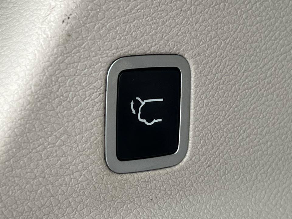 Used 2017 Chrysler Pacifica Limited w/ UConnect Theater Package FWD image 36