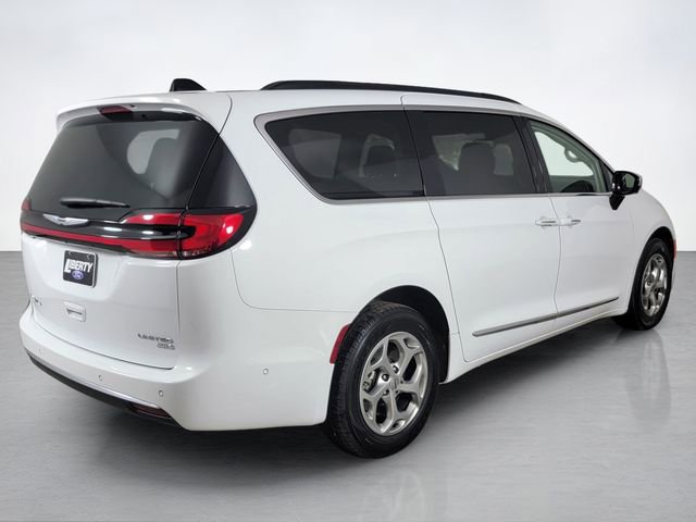 Used 2023 Chrysler Pacifica Limited AWD/4WD image 3