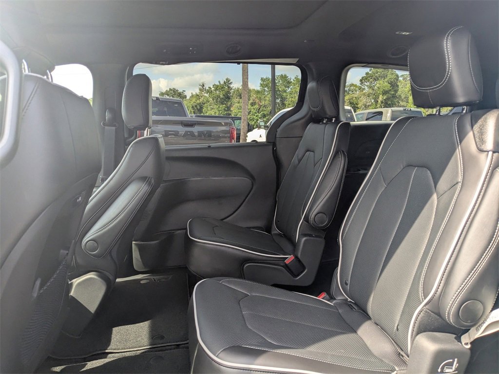 New 2026 Chrysler Pacifica Limited image 15