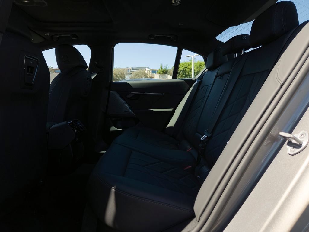 Used 2026 BMW i5 eDrive40 w/ Premium Package RWD image 9