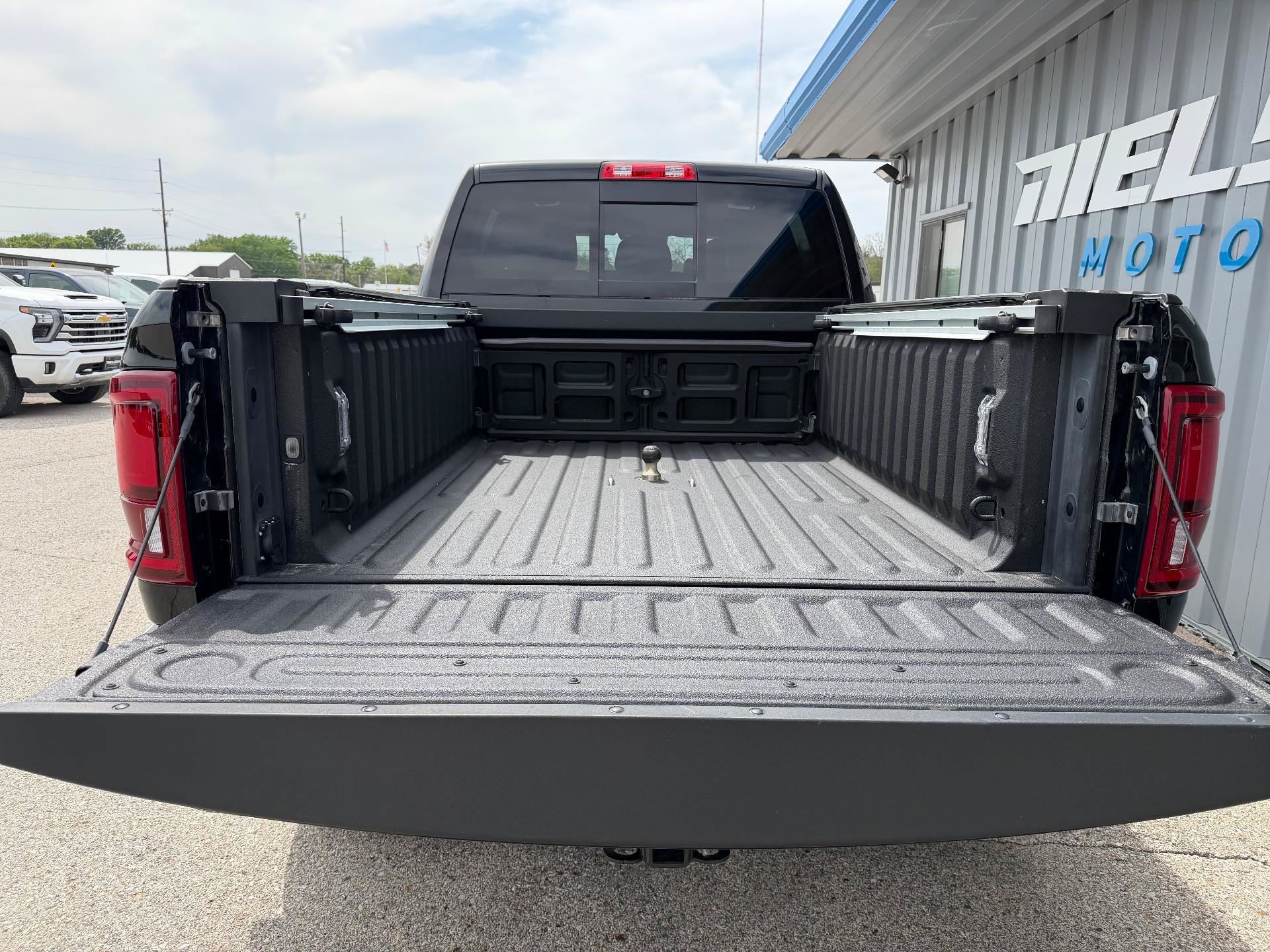 Used 2025 RAM 2500 Limited w/ Cold Weather Group AWD/4WD image 8