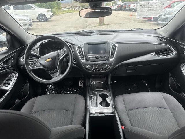 Used 2017 Chevrolet Malibu LT FWD image 2