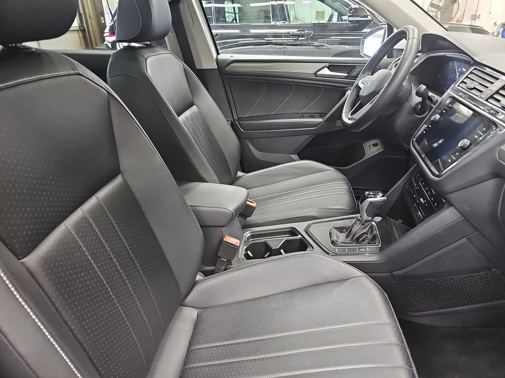 Used 2024 Volkswagen Tiguan SE image 10