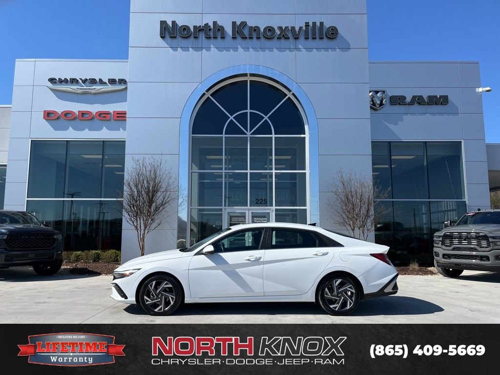 Used 2025 Hyundai Elantra SEL image 2