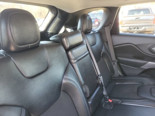 Used 2019 Jeep Cherokee Latitude Plus w/ Cold Weather Group AWD/4WD image 20