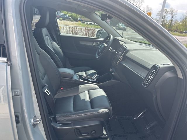 Certified 2025 Volvo XC40 B5 Plus AWD/4WD image 15