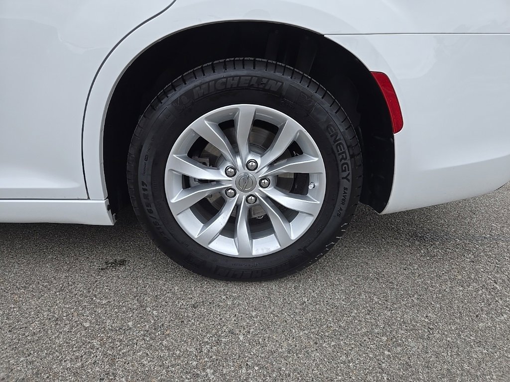 Certified 2023 Chrysler 300 Touring image 10