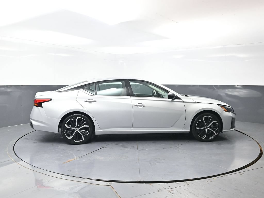 Used 2024 Nissan Altima 2.5 SR FWD image 3